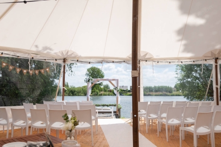 White luxury tent bruiloft