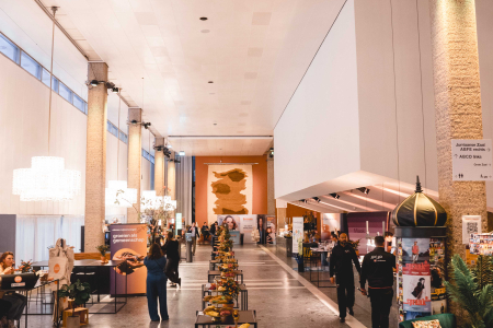 Foyer ingedeeld met mooie tafels en aankleding voor een congres