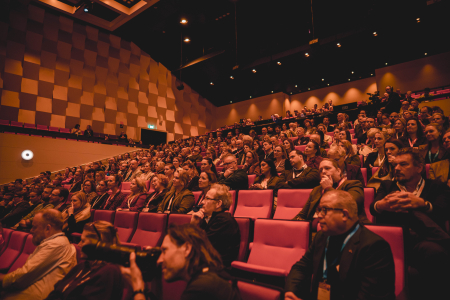 Een zaal gevuld met 600 bezoekers