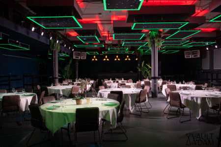 eniet van stijlvolle drinks in een barsetting die meebeweegt met de sfeer van jouw event.