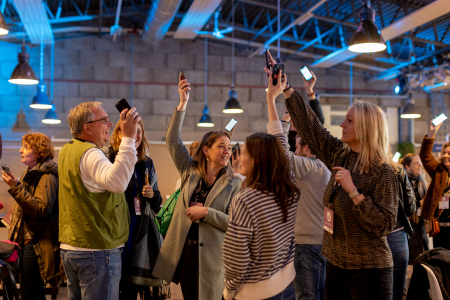 Groep mensen spelen de Ice Breaker activiteit van The Box Company