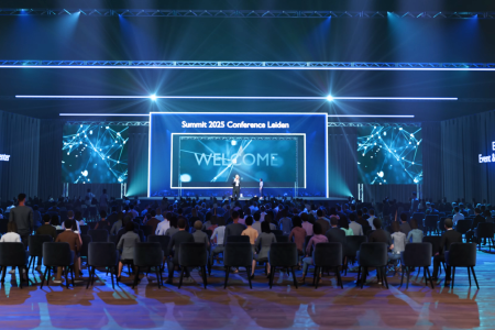 The Hall van ECC Leiden is speciaal ontworpen om aan de behoeften van zakelijke bijeenkomsten te voldoen en biedt voldoende plaats voor congressen tot 1000 personen. Bovendien bevinden onze 250 parkeerplaatsen zich direct voor de deur.