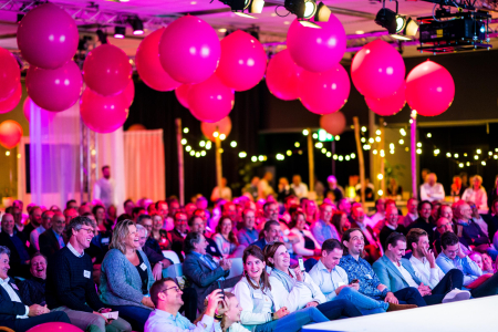 Bedrijfsfeest met aankleding aan het plafond Athenezaal
