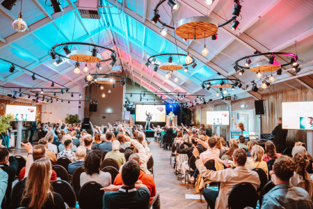 Vergaderen in Het Baken, theateropstelling.