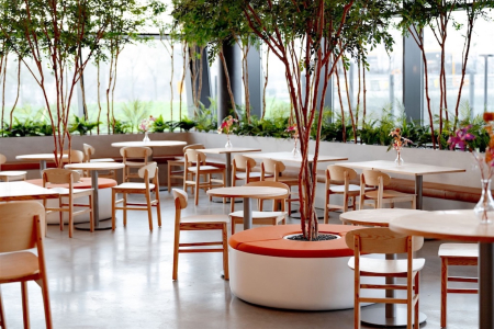 Foyer: multi-inzetbaar voor break-outs, pauzes en centrale ontmoetingen