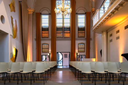 De Singelzaal is een lichte en functionele ruimte met een vaste projectie- en geluidset. Hier kunt u in theateropstelling met gemak 200 gasten laten plaatsnemen. Deze ruimte is gegarandeerd een inspirerende plek die uw gasten zich zeker zullen herinneren.