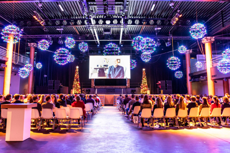 De zaal: Theaterplein in een theater opstelling aangekleed met decor en licht voor een presentatie sessie.
