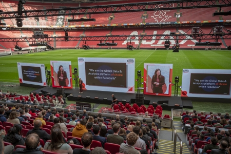 Dit is een foto van een evenement op de hoofdtribune