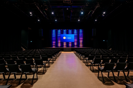 De Passe-Partout is onze black box. De mogelijkheden zijn grenzeloos. Deze multifunctionele studio is maar liefst 8 meter hoog. De hoogte in met een act om impact te maken? Kan gewoon. Knallen met een lichtshow? Natuurlijk.