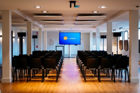 Met onze kleine zalen maak je jouw evenement helemaal af. Zet ze in als aanvulling op een bijeenkomst, bijvoorbeeld als breakout ruimtes. Dankzij het strakke en functionele karakter zijn deze zalen ideaal om helemaal eigen te maken.