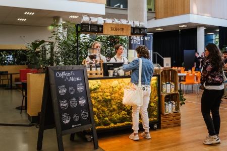 Een mobiele koffiebar met barista van Bar Company