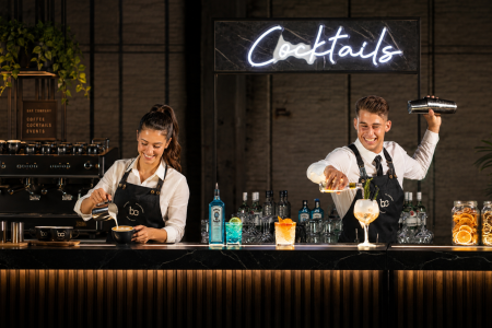 Een barista en cocktail bartender van Bar Company die werken op een event