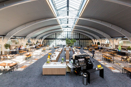 1931 Congrescentrum Foyer met opbouw voor een beurs