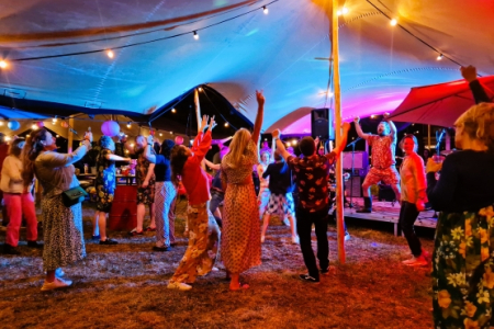 Feestelijke sfeer met dansende gasten op een bedrijfsfeest georganiseerd door Weis Events