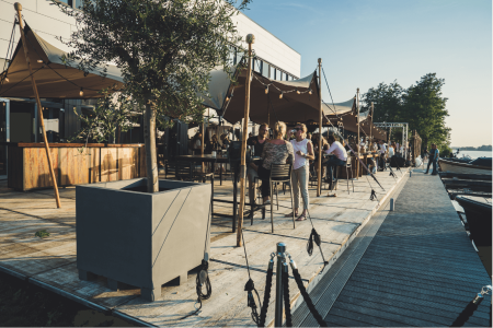 Buiten terras aan de Vinkeveense Plassen