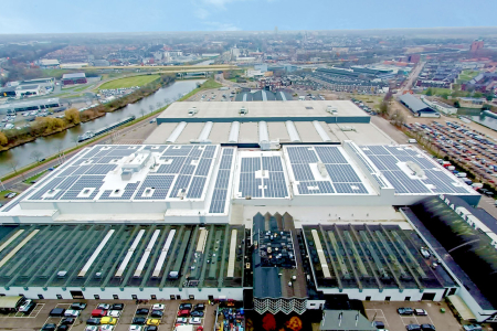 Er liggen zonnepanelen op het dak van MAINSTAGE