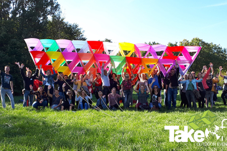 Megavlieger bouwen als teambuilding workshop voor een onderwijsorganisatie met 525 personen.