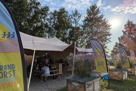 Bloembakken voor de tent