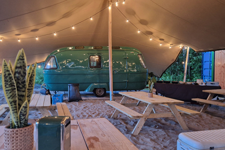 Onder de tent van Strand Horst Events