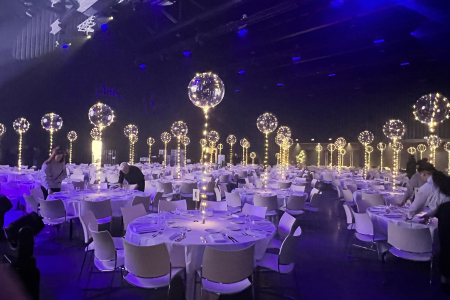 Verlichte LED Ballon XXL op dinertafels bij Event