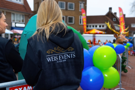 Personeel verzorgt bezoekers tijdens evenement georganiseerd door Weis Events