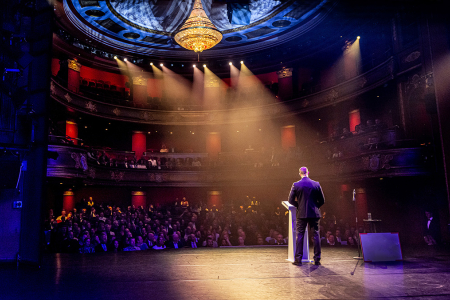 Stadsschouwburg Haarlem: jouw gasten toespreken vanaf het podium 