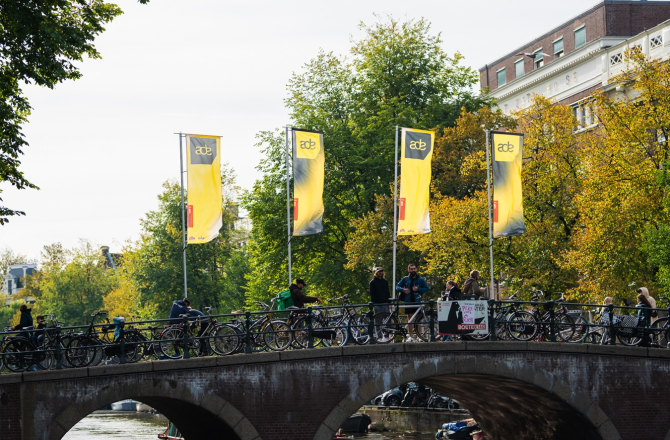 Amsterdamse gracht met ADE signing