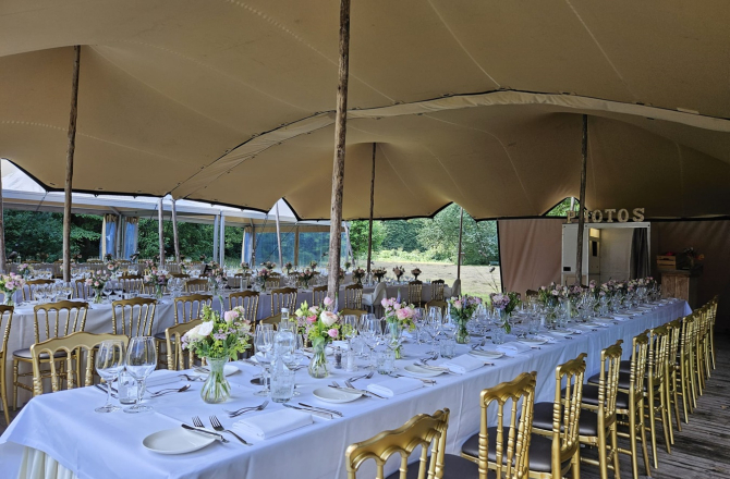 Gedekte tafel onder stretchtent