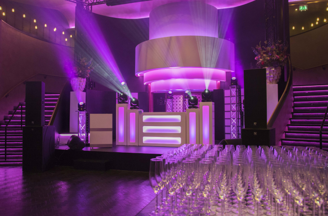 Champagneflutes in zaal New York van ReeHorst