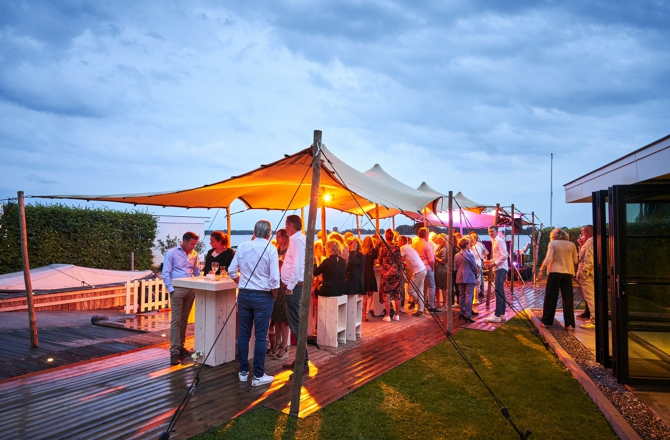 Event onder verlichte tenten