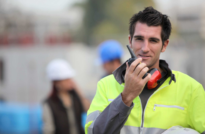 Jongeman met WalkieTalkie
