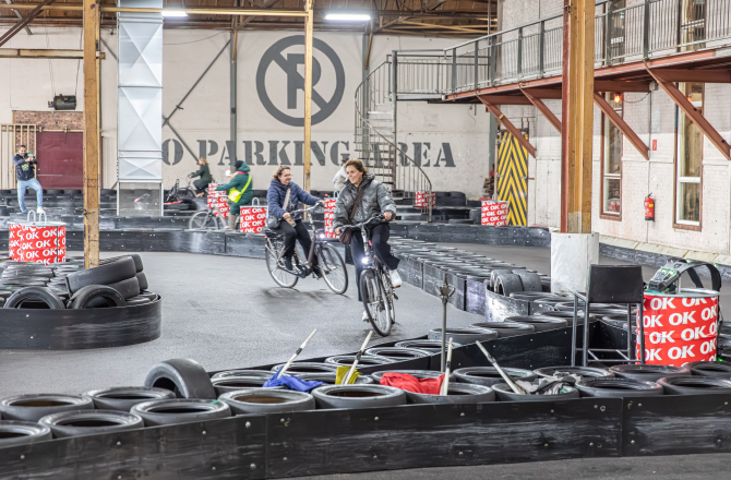 Fietsen op de kartbaan van DeFabrique