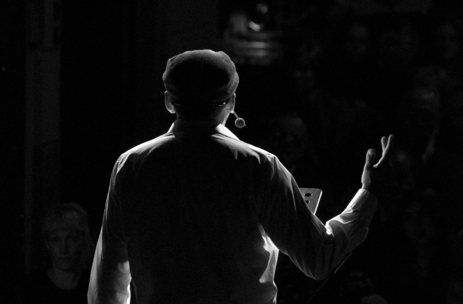 spreker in de schaduw