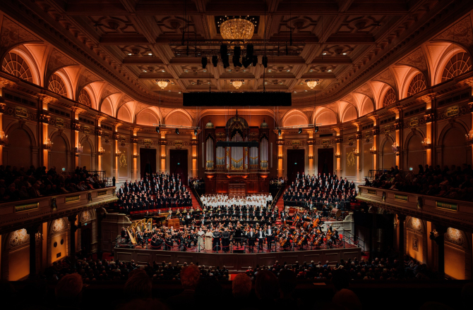 concertzaal met orkest 