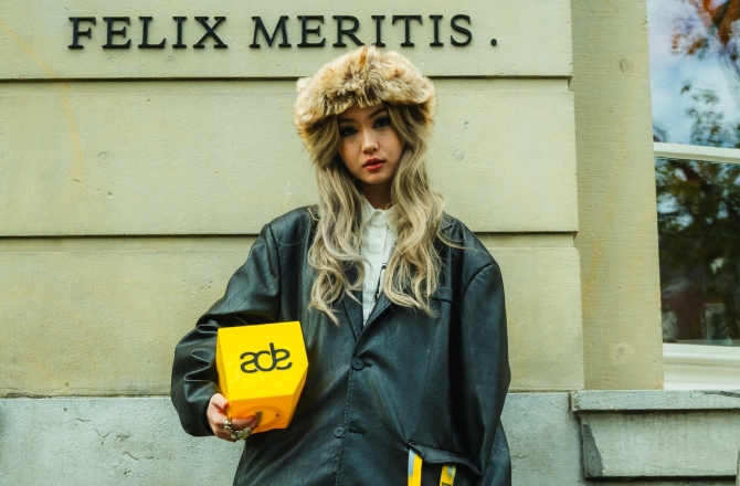 hip meisje die ADE logo vasthoudt