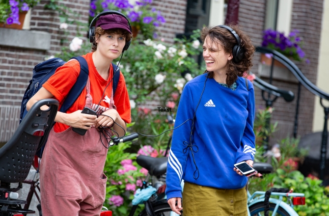 oorzaken festival: meiden met koptelefoon tijdens een audiotour