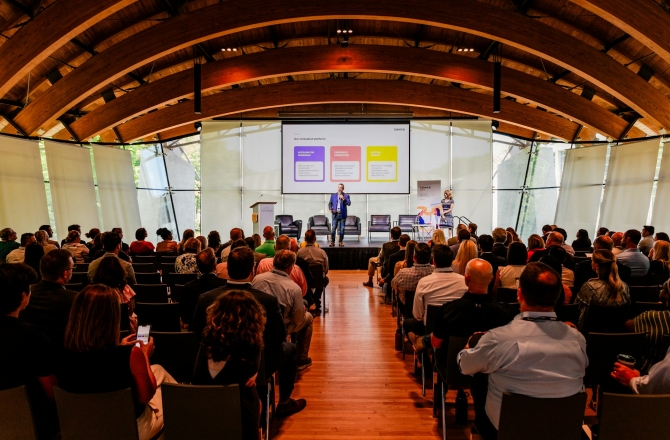 Mensen in congreszaal