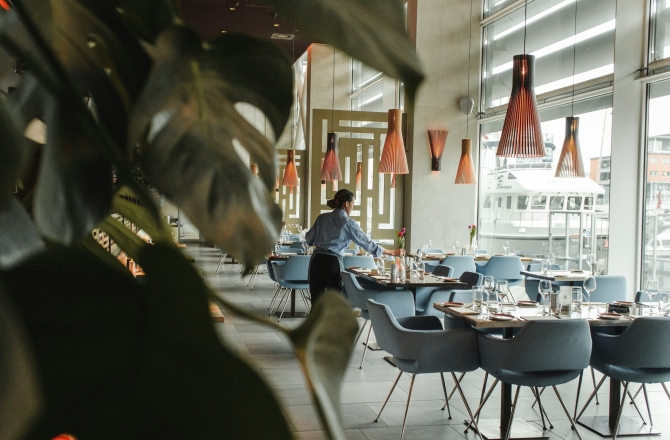 Vrouw in restaurant