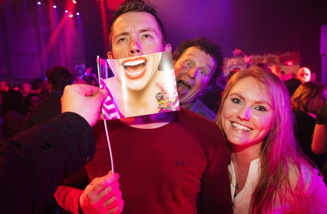 Personen op bedrijfsfeest