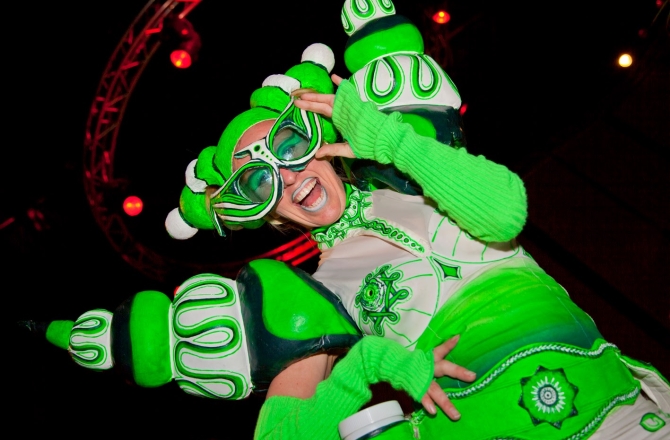 Vrouw in felgroene outfit