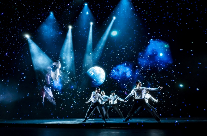 Dansende mensen op podium