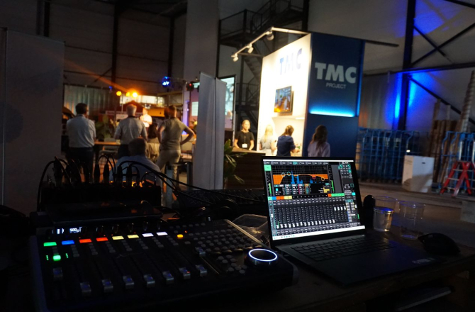 Audiomixer tijdens netwerkbijeenkomst