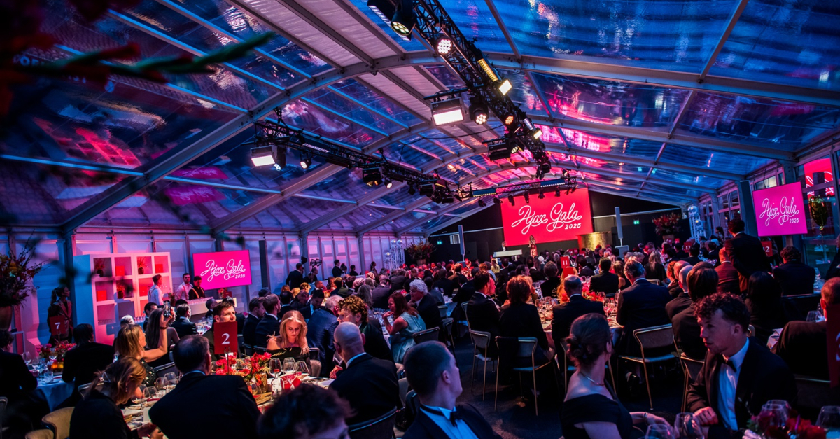 Maessen Tentsupply bouwt indrukwekkende tentstructuur voor Ajax ...