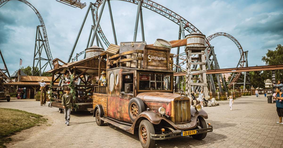 Slagharen steekt paradewagens in een nieuw jasje voor Summer Parade