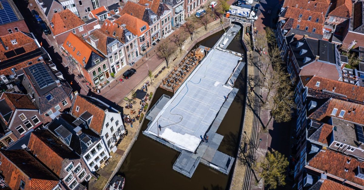 IJsbaan in Dokkum bracht Elfstedensfeer naar Koningsdag