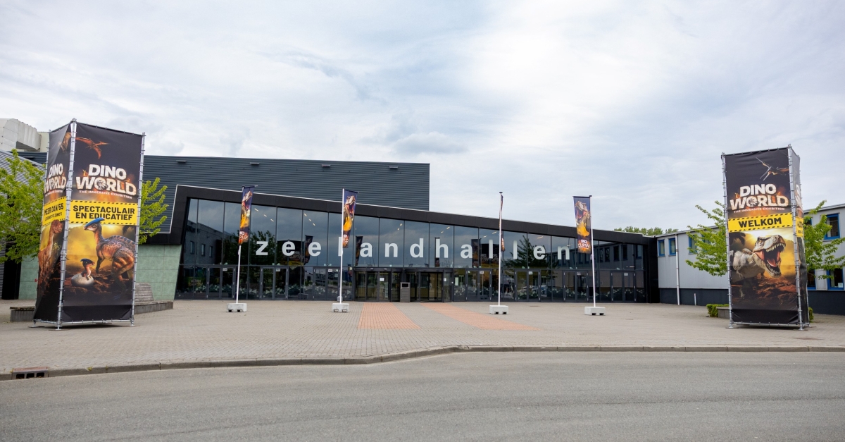 Dino World geopend in Goes: levensechte dinosaurussen nemen Zeelandhallen over