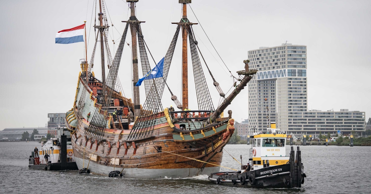 Het schip Batavia aangekomen in Amsterdam