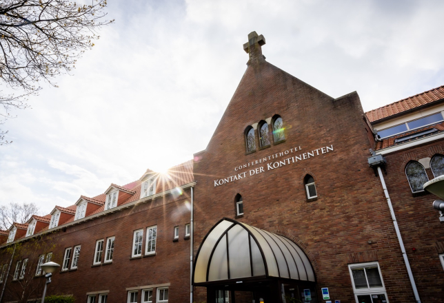 Voorgevel Kontakt der Kontinenten door Jan Buteijn