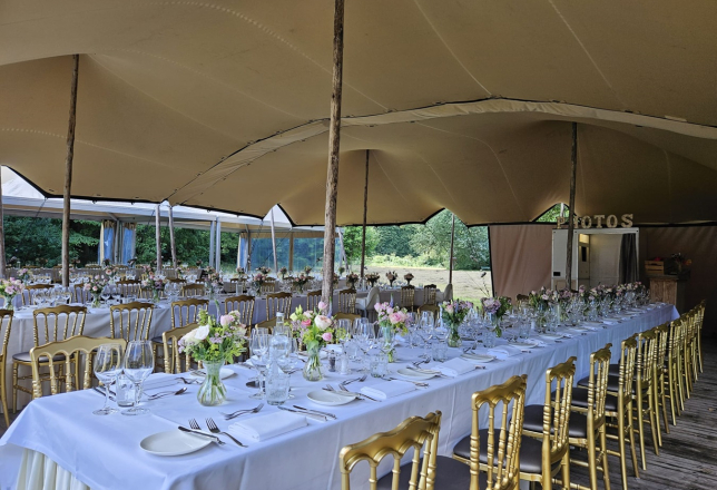 Gedekte tafel onder stretchtent