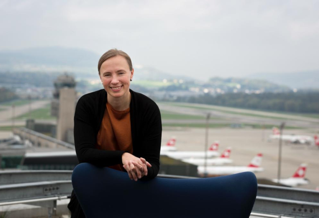 Kerstin van der Veur met op de achtergrond Swiss Airlines vliegtuigen